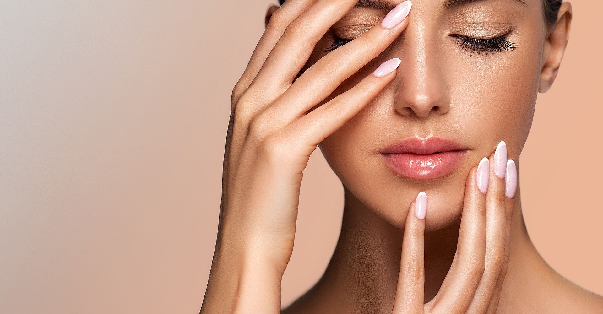 Perfekte Haut und gepflegte Nägel - Beauty-Porträt einer Frau mit Make-up und Maniküre im Kosmetikstudio